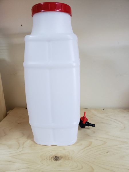 Емкость для поения 15л с краном Емкость для поения 15л с краном