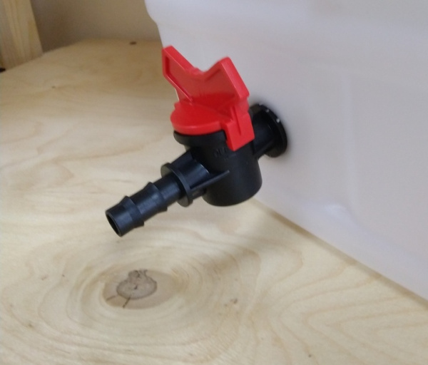 Емкость для поения 15л с краном Емкость для поения 15л с краном