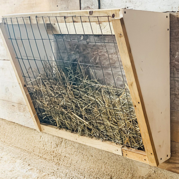 Кормушка настенная для сена